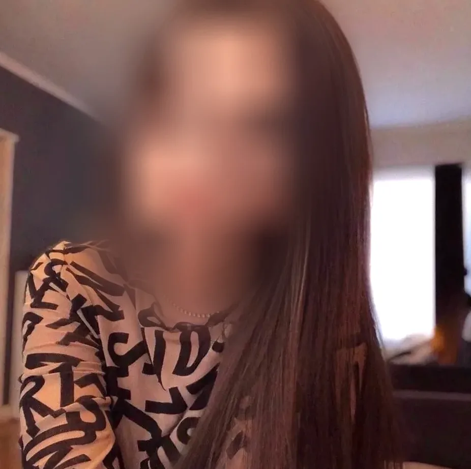 Mia, 21